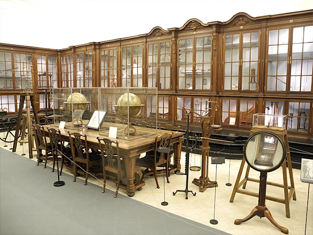Fig. 1 - Sala Dalla Bella, com a coleção de instrumentos do século XVIII