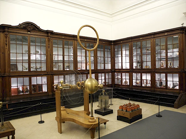 Fig. 2 - Sala Figueiredo Freire, com a coleção de instrumentos do século XIX