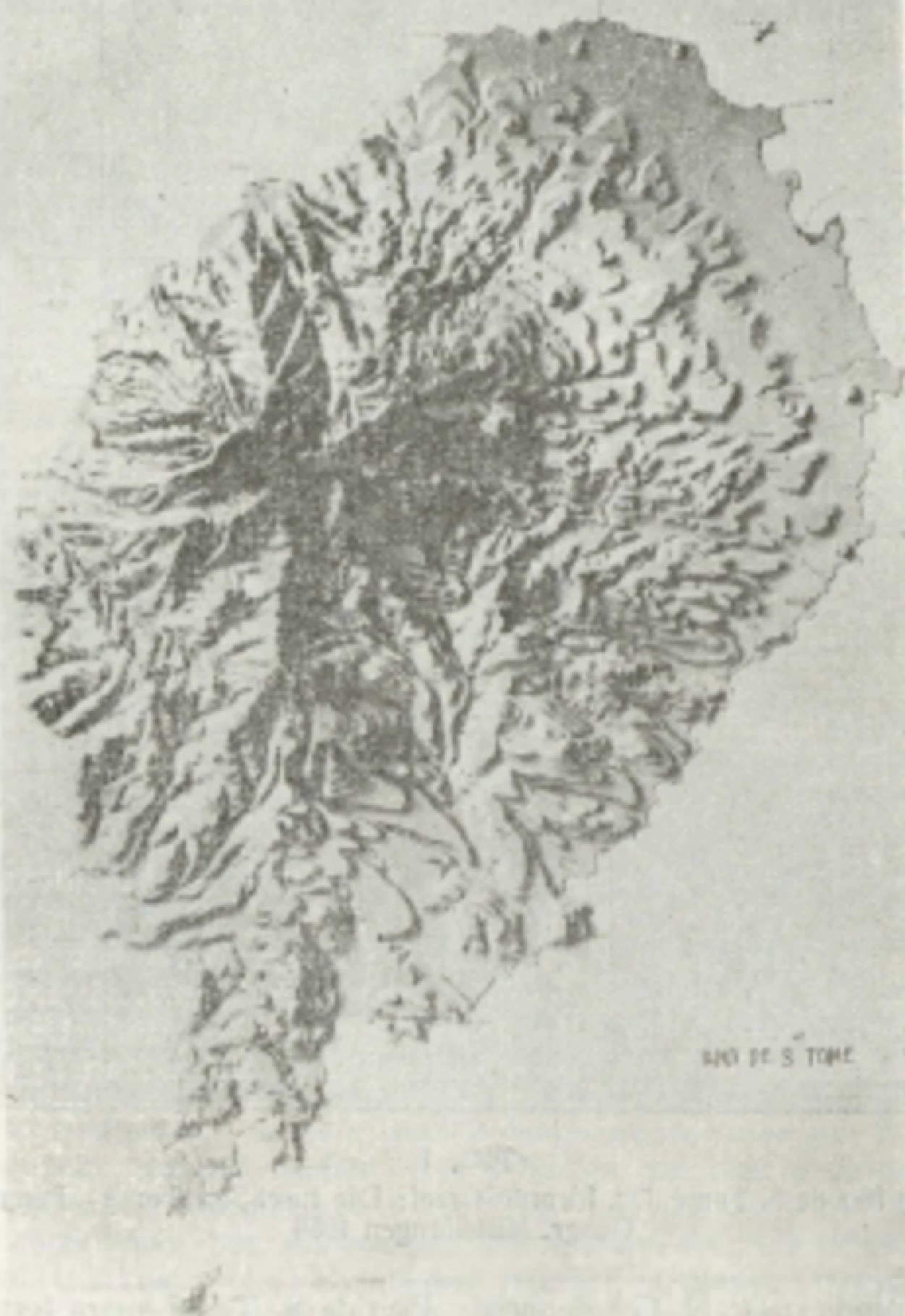 Fig. 1 – Fotografia do modelo da Ilha de S. Tomé, executado pelo Museu Mineralógico e Geológico da Universidade de Coimbra (in “Revista Terra”, nº14, p. 40, 1934)