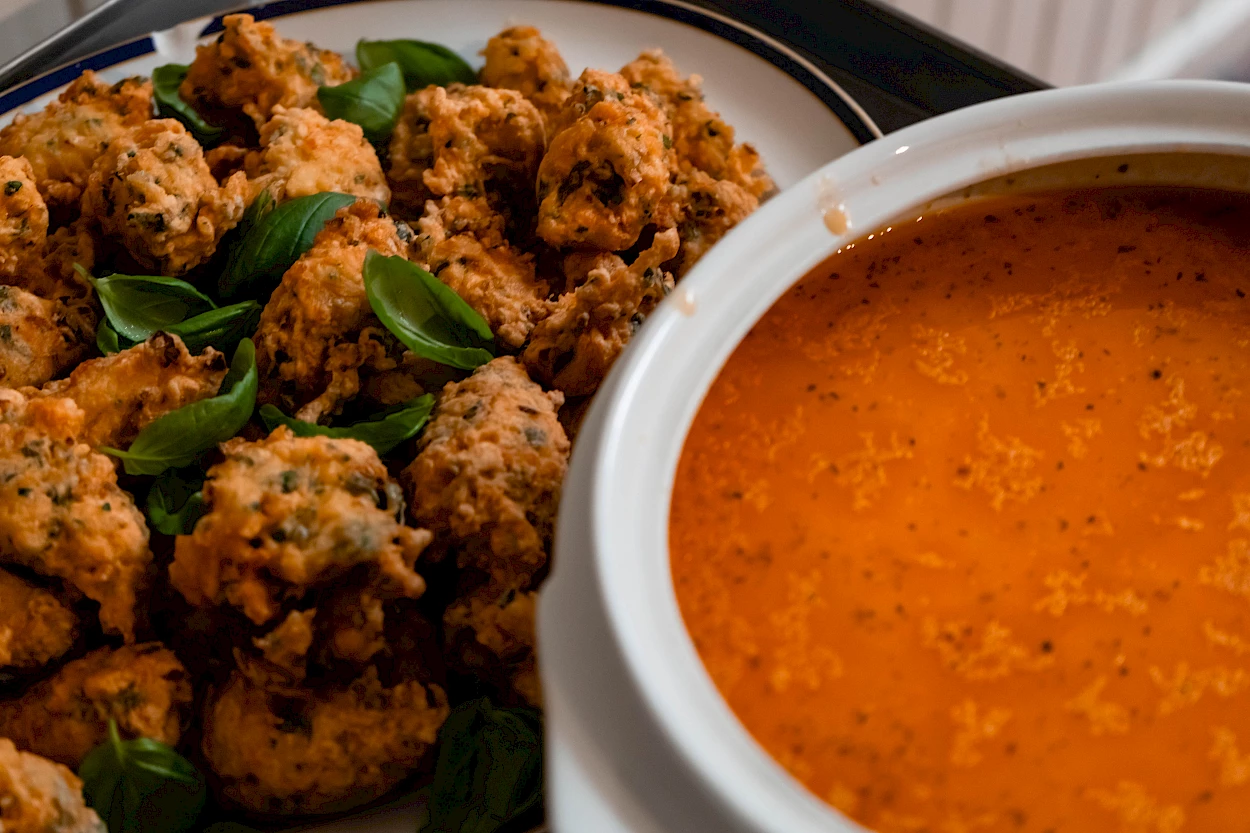 O prato principal servido na primeira edição da iniciativa “Fui ver... era Chef!”: pataniscas de bacalhau com arroz de tomate.