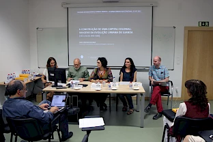 Na mesa, da esquerda para a direita: Monica V. Silva, José Luandino Vieira, Sara V. Cruz, Julia Garraio e Phillip Rothwell
