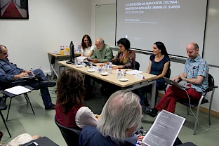 Na mesa, da esquerda para a direita: Monica V. Silva, José Luandino Vieira, Sara V. Cruz, Julia Garraio e Phillip Rothwell